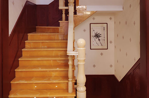 长阳中式别墅室内汉白玉石楼梯的定制安装装饰效果